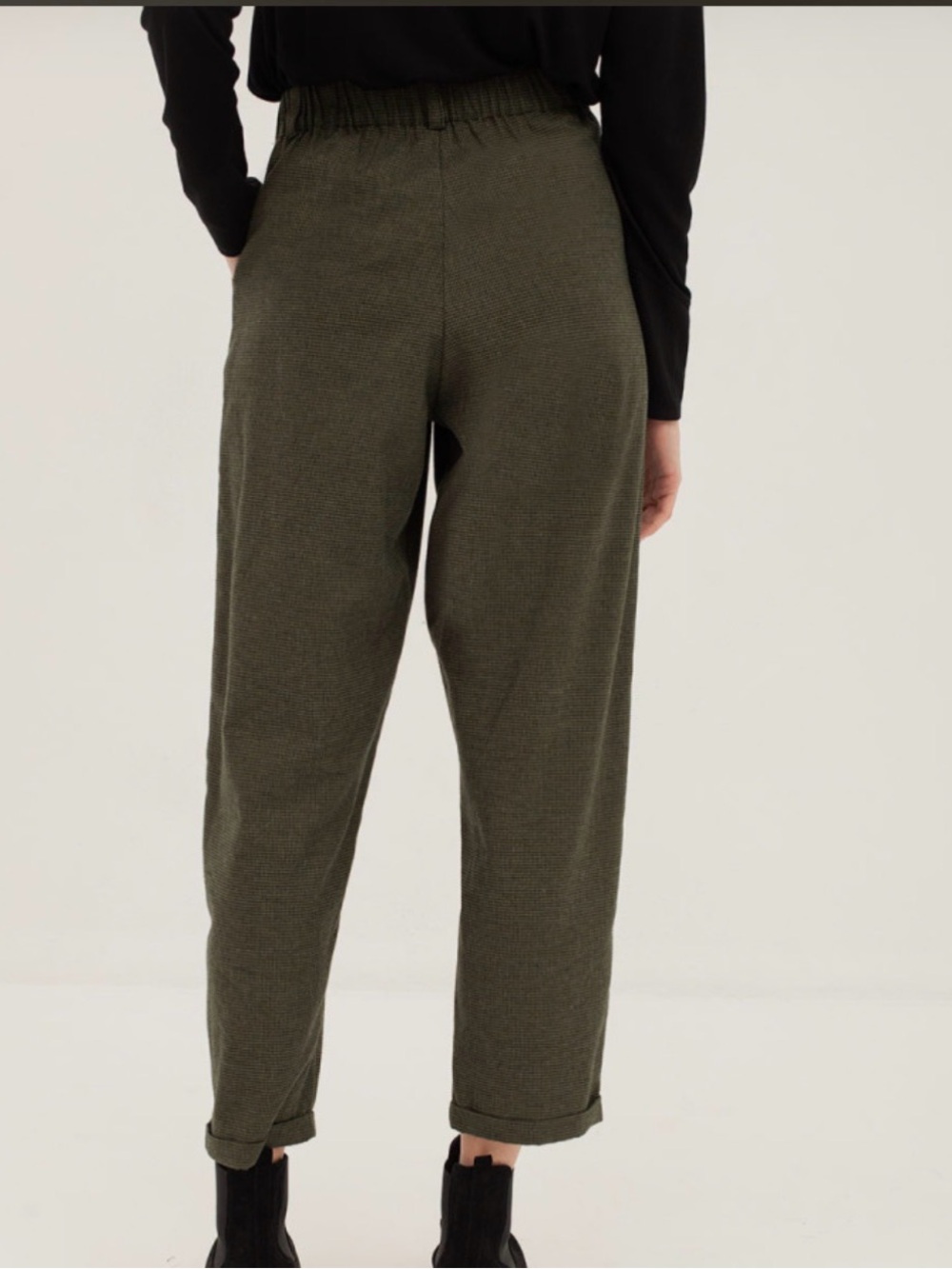 Made in Spain. Olive Green Cotton Cropped Pants with Pockets